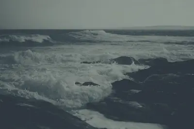 Waves crashing waves on rocks