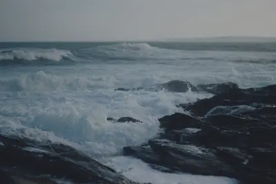 Waves crashing waves on rocks
